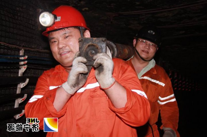 太平煤矿党员干部下井劳动上好“实践必修课”