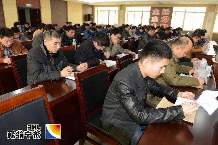 霄云煤矿召开群监员、青安岗员培训座谈会