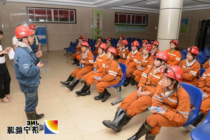 安居煤矿组织矿嫂下井嘱安全活动