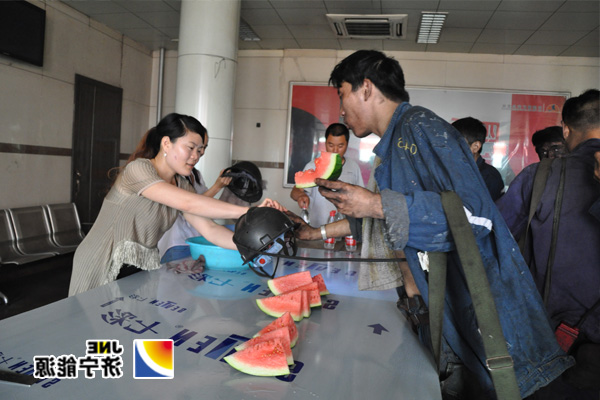 花园煤矿：团委开展“致最亲爱的矿工·擦亮安全帽、展现新形象”志愿者活动