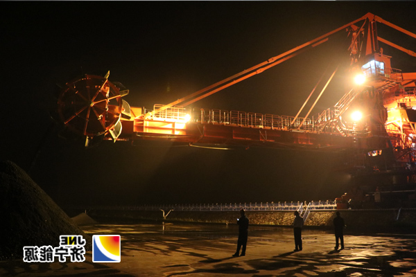 物流公司斗轮堆取料机试运行一次成功