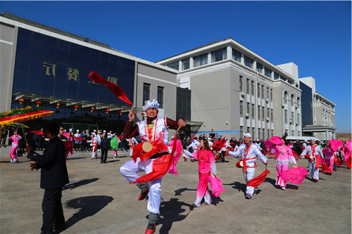沙沟村农民秧歌队扭进了朱家峁煤矿