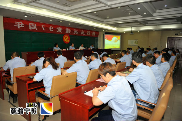 张学生带领运河煤矿党员重温入党誓词