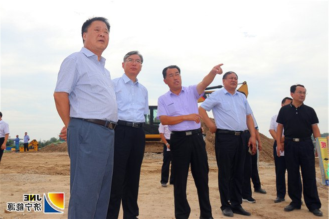 1536195427456782.jpg 2018年9月5日,梁山县委书记贾治阜率队到济矿物流现场督导调度市观摩活动筹备情况(路英杰)_副本.jpg