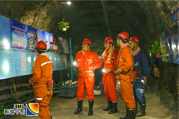 1538971021124663.jpg 2018年10月5日,张广宇到安居煤矿检查指导工作--井下工作面1(陈继德摄)_副本.jpg