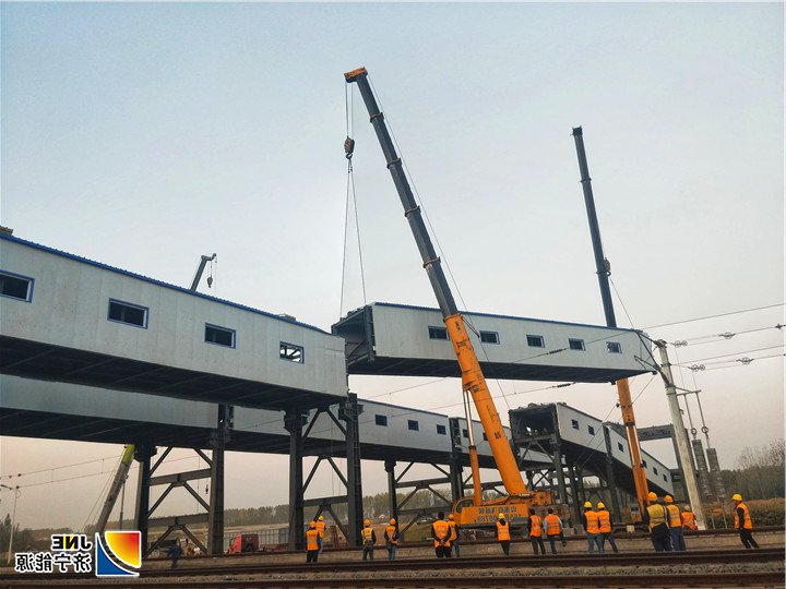 济矿物流：11月1日，济矿物流跨铁路廊道吊装顺利完成.jpg