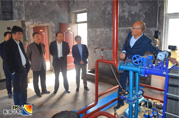 1542162806105513.jpg 2、(申家赟总经理向青岛特温暖赵炜副总裁、集团董事会、董事秘书李明富等领导介绍落陵盛源分布式能源集中供暖项目情况)11月13日上午,济矿中圣公司与青岛特温暖公司、山东汇通能源集团签订三方战略合作协议.jpg