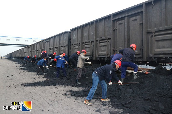 2018年12月9日，济矿物流全员齐上阵 抢卸冻煤出高效（路英杰）3_副本.jpg