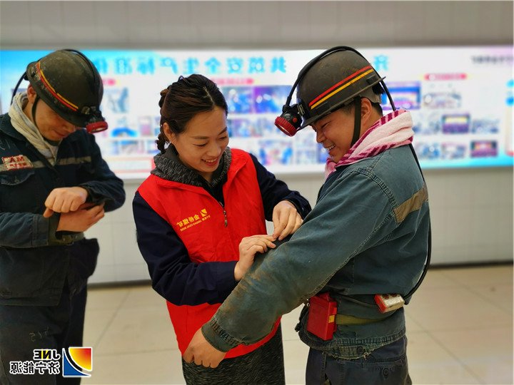 2019年3月1日，金桥煤矿青年志愿者、女工协管员开展“衣心衣意 爱心缝补”活动（孟冉 摄）.jpg