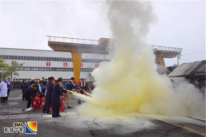 1556412754120385.jpg 图三:2019年4月23日,运河煤矿举办地面消防应急演练(徐秀娇).jpg