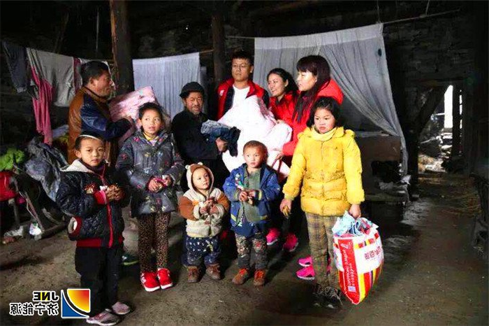 1566356045113776.jpg 2016年11月25日湘西凤凰赠送衣物.jpg