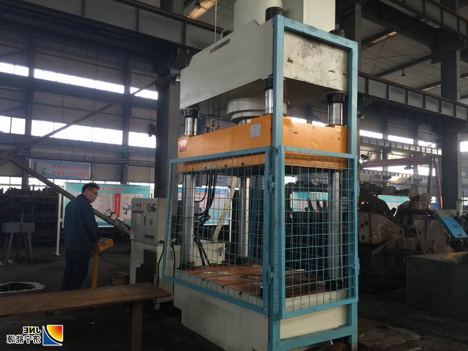 2019年10月14日，运河煤机电修理厂党支部查摆不足为生产现场解难分忧（张伟 马翠） (1).jpg