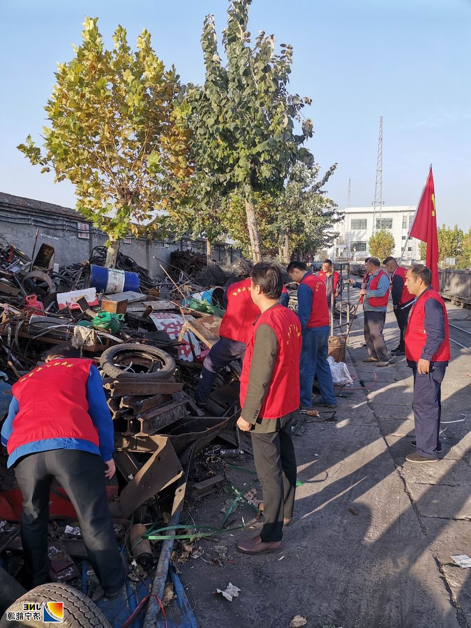 2019年11月11日，双十一 党员废料堆里忙淘宝--安居煤矿基层党支部联合开展“志愿服务矿区行”主题党日活动（刘华摄）1.jpg