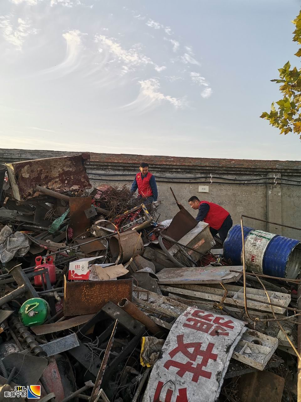 2019年11月11日，双十一 党员废料堆里忙淘宝--安居煤矿基层党支部联合开展“志愿服务矿区行”主题党日活动（刘华摄）21.jpg