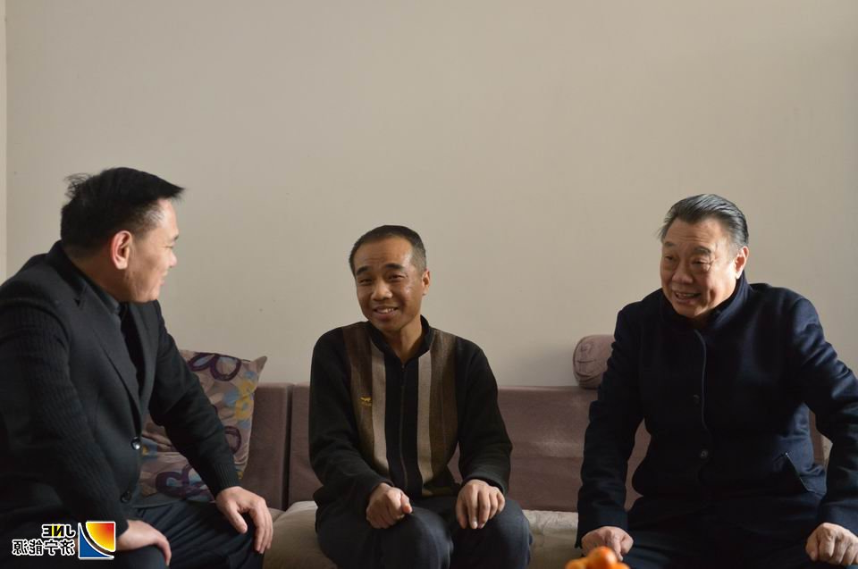 1578995504539806.jpg 2020年1月13日,市国资委领导走访慰问安居煤矿困难党员(陈继德摄).JPG