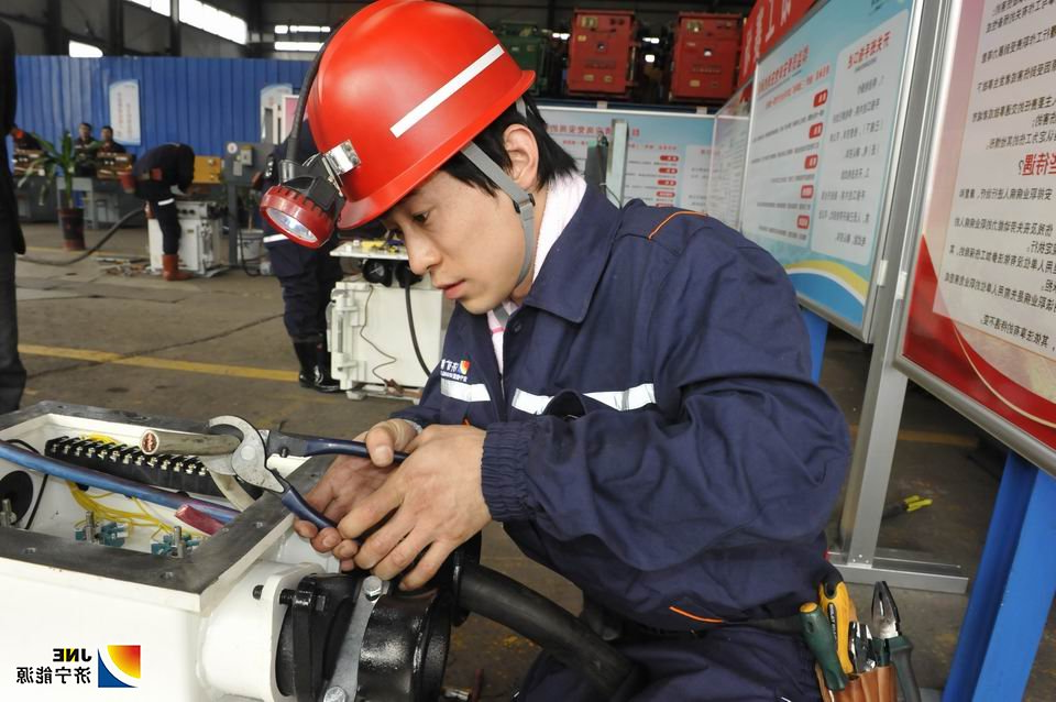 2019年11月14日，从普通工人到“技能状元”的精彩跨越---记集团公司2019年职技术比武采掘电钳工状元  王超(运河煤矿 单贝）.jpg