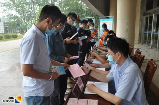 花园煤矿开展“安全生产宣传咨询日”活动