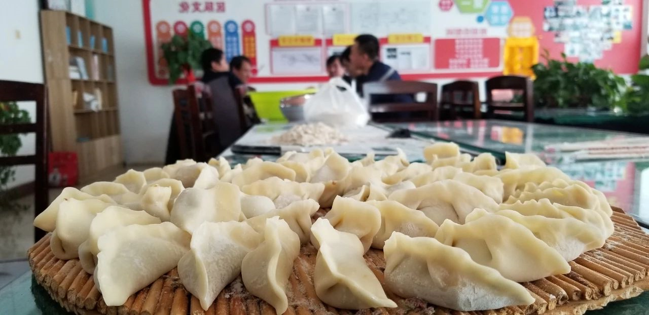 今天的饺子真香！此时的慰问最暖！1.jpg