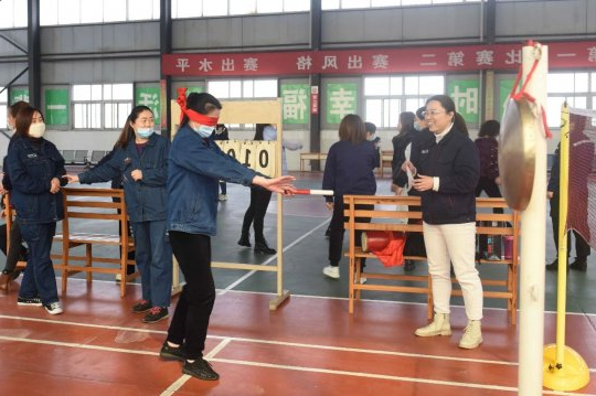 霄云煤矿：趣味体育活动让女职工笑开怀