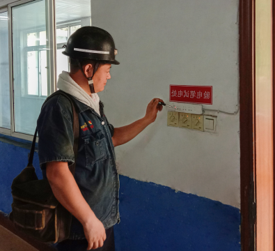 霄云煤矿：电笔检验“小插排”拧紧用电作业“安全弦”