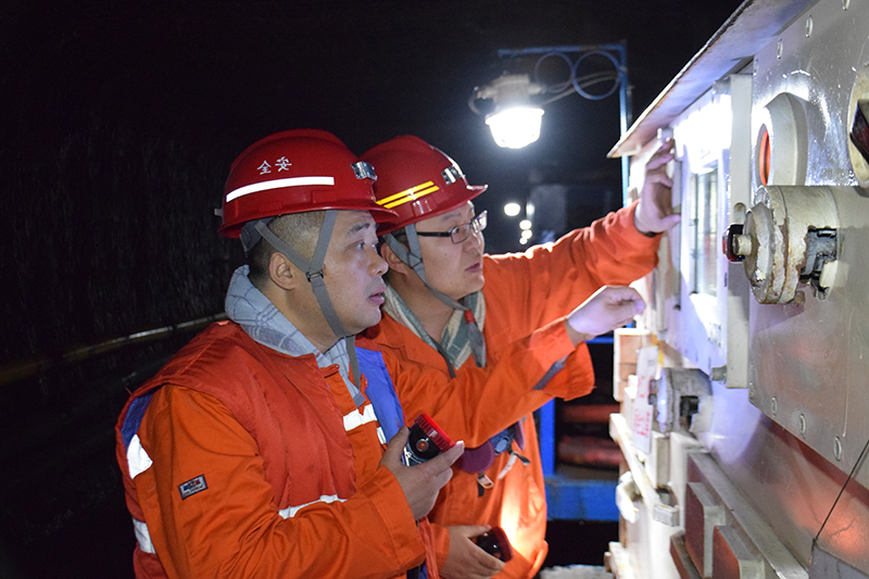 1632639618312942.jpg 2021年9月25日朱家峁煤矿聚力“五大攻坚”筑牢安全线(伍国辉摄) (2).jpg