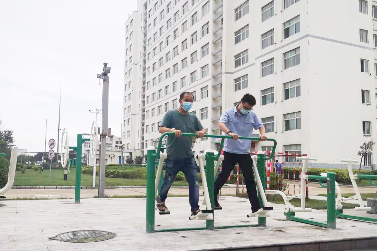 霄云煤矿为职工安装健身器材.jpg