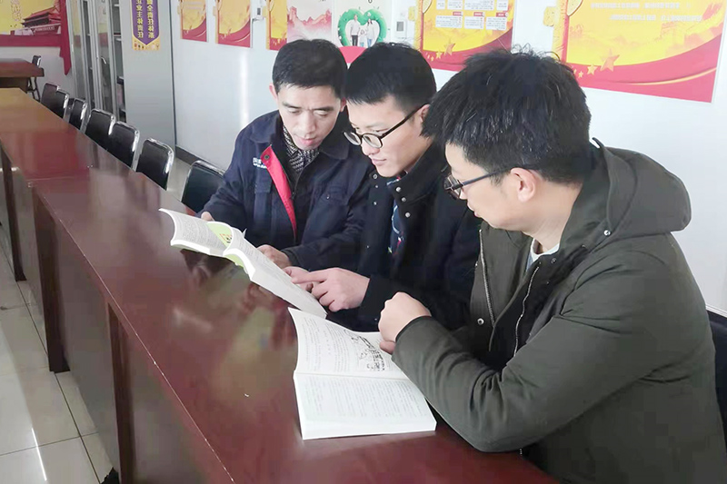 2021年11月10日，《煤矿职工安全手册》在运河煤矿被“抢读”（单贝） (2).jpg