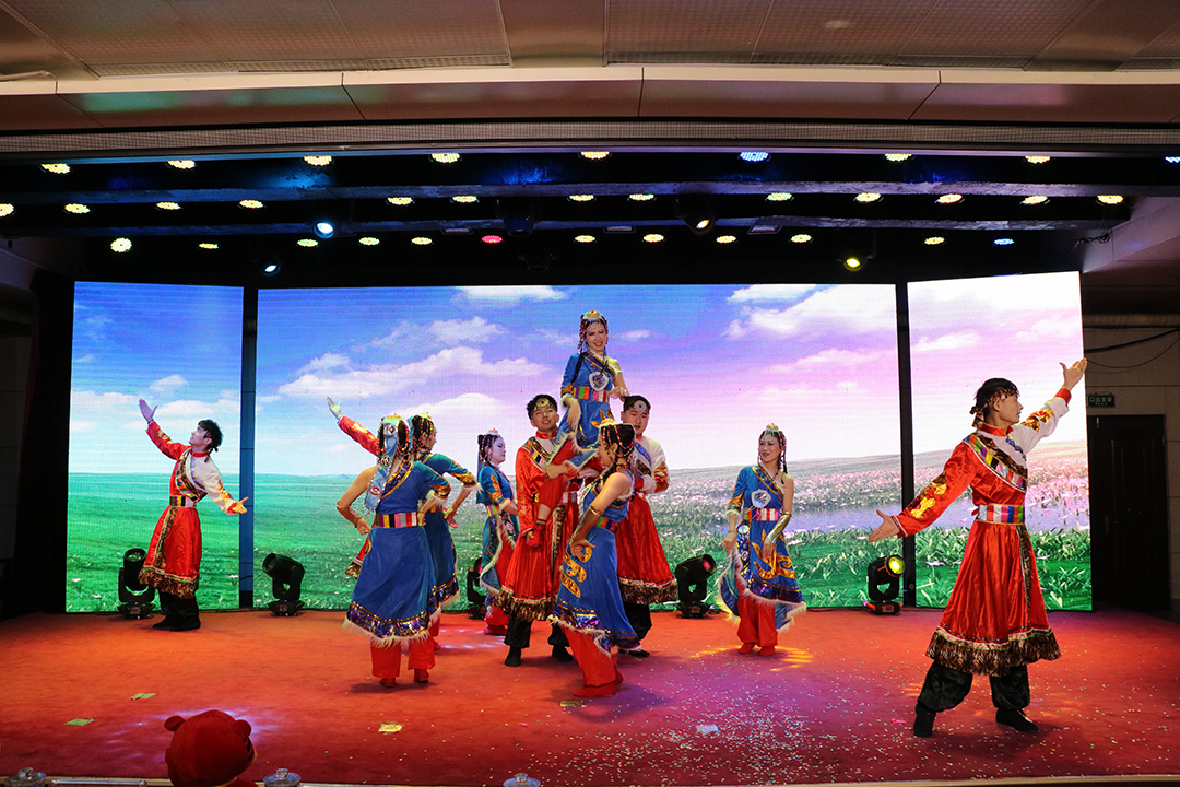 2022年1月13日，义桥煤矿举办“乘风破浪再突破，披荆斩棘创辉煌”迎新春文艺联欢会。（李平 摄） (2).jpg