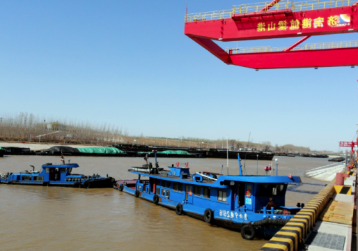 经济导报·多彩济宁丨梁济运河航道2000吨级船舶满载首航仪式在梁山港举行