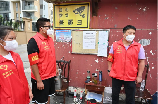 战疫在社区丨“手写版”挂图作战表指导每日工作，服务居民更精准