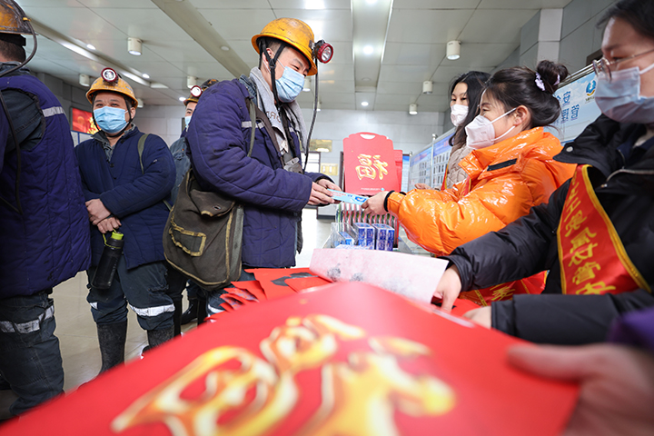 1674000788653284.jpg 2023年1月16日,运河煤矿开展有奖答题送福字春联活动。.jpg