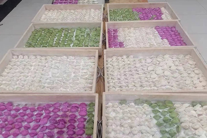 1674555392677288.jpg 2023年1月22日,运河煤矿食堂为职工们准备了彩色饺子。(地点:运河煤矿,拍摄:李健) (1).jpg