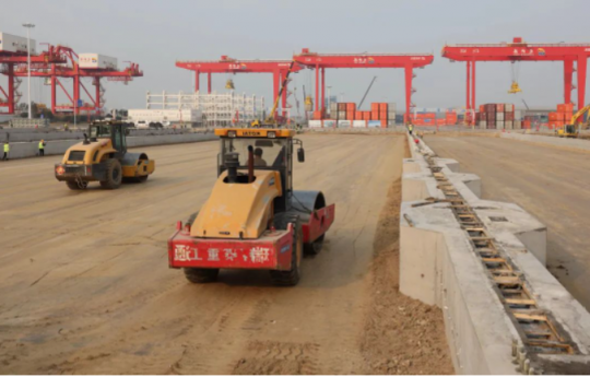 龙拱港新建堆场轨道梁提前完工