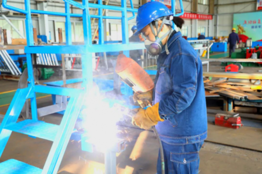 千亿集团 巾帼力量丨铿锵焊匠，用青春与汗水浇灌出最美的“焊花”