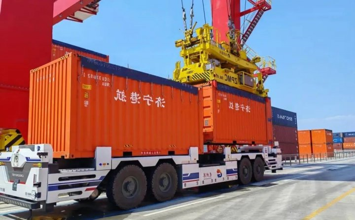 打好提质创效“组合拳”，龙拱港无人集卡创新突破开顶箱作业