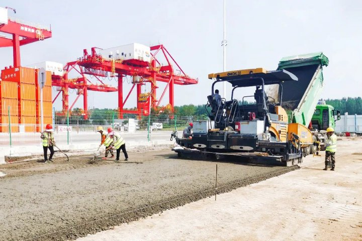 奋斗8小时，港建公司龙拱港项目1205吨水稳摊铺作业圆满完成