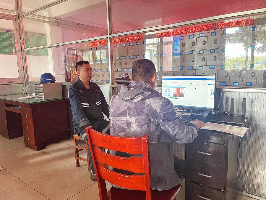 1713164768286548.jpg 正在录入人脸信息(拍摄:顾巡巡 地点:矿灯房).jpg