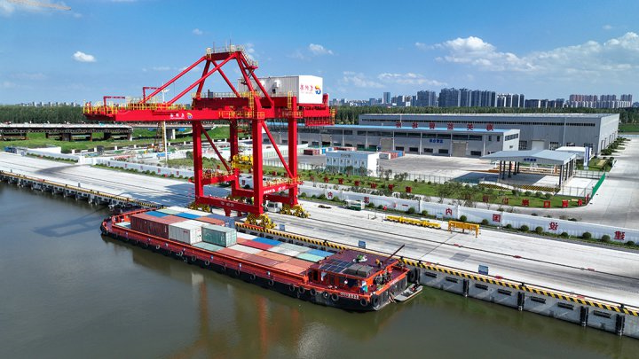 龙拱港外贸出口集装箱量创新高