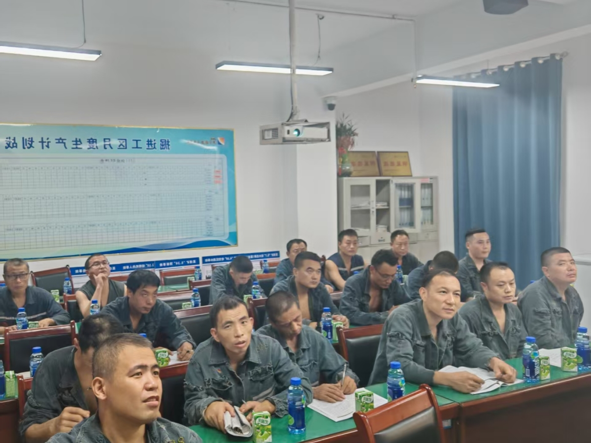 1755311394766826.jpg 啃最硬的骨头,吃最香的饭!花园煤矿多项举措助掘进工区攻坚克难2.jpg