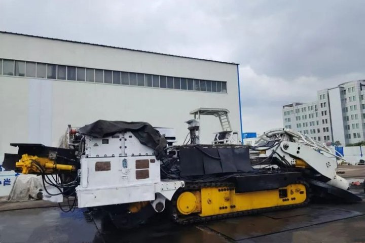 降本增效，霄云煤矿自主维修掘锚机节约百余万元