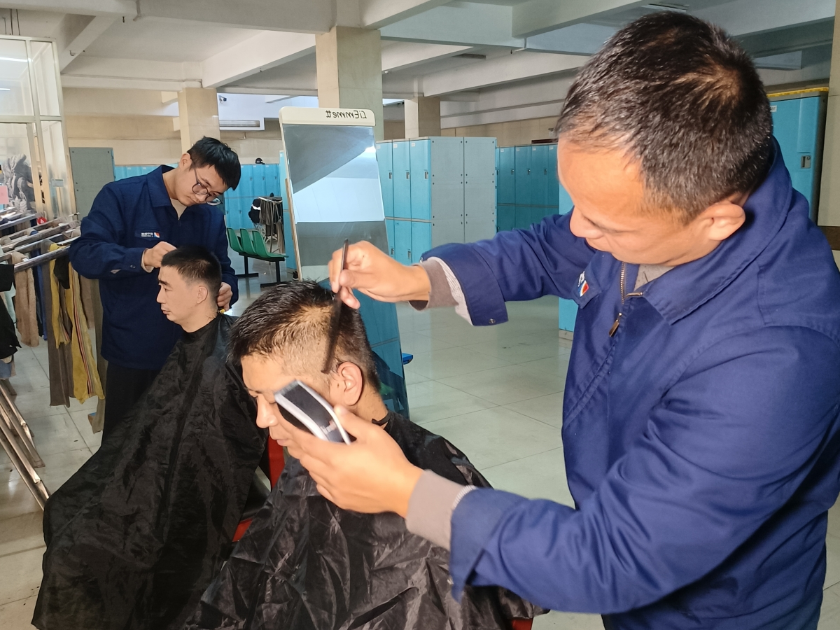 1761393435129396.jpg 义务理发活动1.jpg